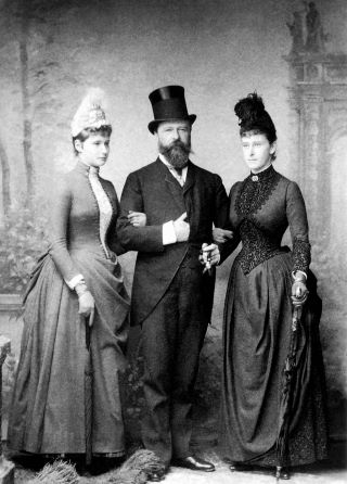 Великий герцог Гессенский Людвиг IV с дочерьми Эллой (справа) и Аликс (слева). 1881 год