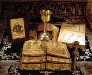Личные вещи св. прав. Иоанна Кронштадского: потир, епитрахиль, требный крест и книга «Солнце правды» с его дарственной надписью.