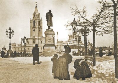 Вид на памятник Пушкину: поэт как бы склонил голову перед Страстным монастырём. В советское время памятник установили на месте монастырской колокольни.