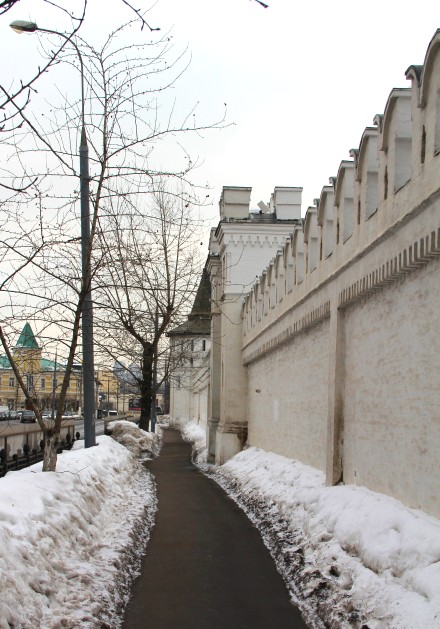 Асфальтовая дорожка, идущая вдоль стены Данилова монастыря.