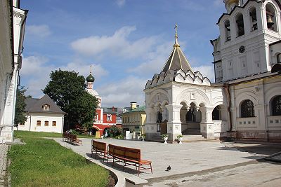 На территории Зачатьевского монастыря