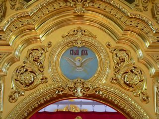 Голубь над Царскими вратами иконостаса храма Николая Чудотворца