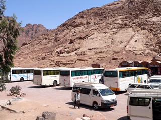 Египет, Синай, монастырь Святой Екатерины. Стоянка для туристических автобусов неподалеку от монастыря.