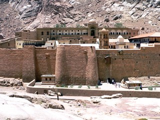 Египет, Синай, монастырь Святой Екатерины. Крепость Юстиниана построена из тесаных прямоугольных гранитных камней.