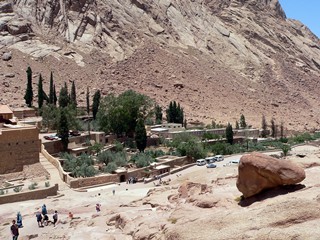 Египет, Синай, монастырь Святой Екатерины. Монастырский сад и гостиница справа от крепости.