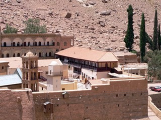 Египет, Синай, монастырь Святой Екатерины. Монастырские постройки. Слева - колокольня и минарет.