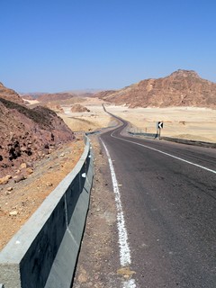 Египет, Синай, Дорога через синайскую пустыню к монастырю Св. Екатерины.