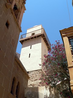Египет, Синай, монастырь Святой Екатерины. Минарет мусульманской мечети, которая находится во дворе монастыря с одиннадцатого века.