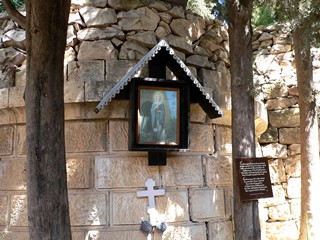 Израиль, Иерусалим. Икона Марии Магдалины, встречающая паломников при входе в Гефсиманский монастырь.