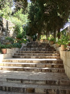 Израиль, Иерусалим. Лестница, ведущая от входа в монастырь к церкви Св. Марии Магдалины.