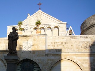 Вифлеем. Скульптура блаженного Иеронима Стридонского и католическая церковь Св. Екатерины