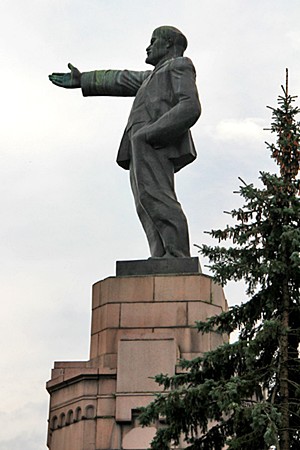 Скульптура В. И. Ленина в Костроме.