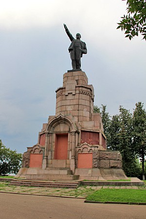 Кострома, Скульптура В. И. Ленина установлена на постаменте памятника в честь 300-летия дома Романовых.