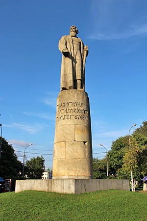 Кострома, Памятник Ивану Сусанину находится на Сусанинской площади.