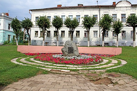 Памятный камень в честь основания Костромы.