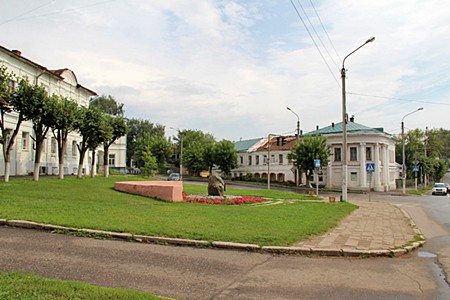 Пересечение улиц Пятницкой и Островского, памятный камень основания Костромы.