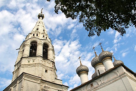 Кострома, Шатровая колокольня и купола храма Святого Апостола и Евангелиста Иоанна Богослова.