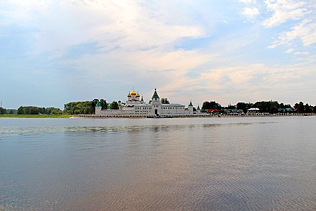 Вид на Свято-Троицкий Ипатьевский монастырь через реку Кострому.