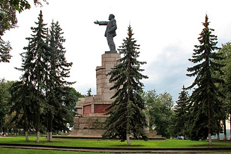 Скульптура В. И. Ленина в Костроме.