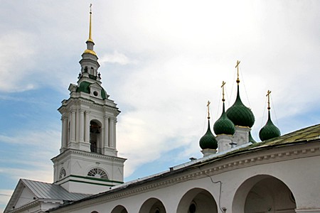 Кострома, Гостиный двор с церковью Спаса в Рядах.