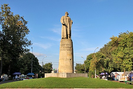 Современный памятник Ивану Сусанину в Костроме (1967 г.).