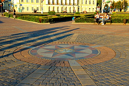 Кострома, Памятный знак на Сусанинской площади.