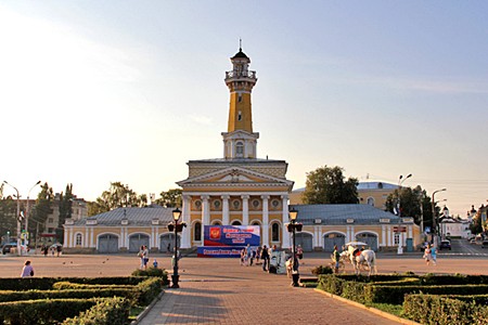 Пожарная каланча (1824—1827 гг.) на Сусанинской площади — символ Костромы.