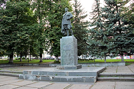 Кострома, Площадь Конституции, памятник революционеру Свердлову Якову Михайловичу.