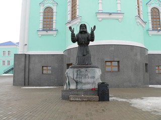 Курская-Коренная пустынь. В центральной части монастыря установлен памятник преподобному Серафиму Саровскому.