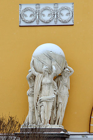 Статуи нимф, несущих глобус. Скульптор Феодосий Щедрин..