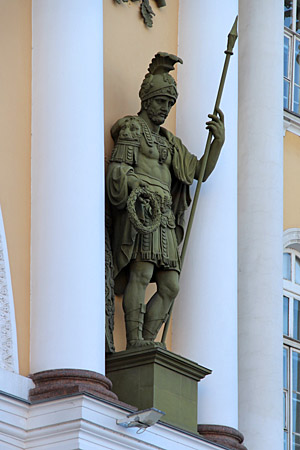 Скульптура воина, элемент оформления арки Главного штаба
