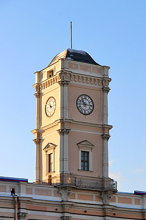 Московский вокзал, башня с установленными на ней часами и флагом.
