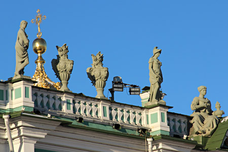 Фигуры на Зимнем дворце.