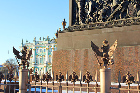 Гербы на ограде Александровской колонны.