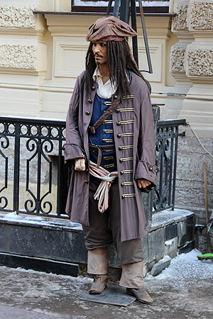 Капитан Джек Воробей, главный герой кинофильма «Пираты Карибского моря».