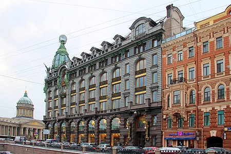 Казанский собор и Дом компании «Зингер», вид от канала Грибоедова.
