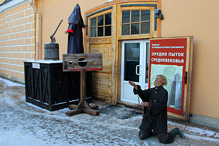 Экспозиция «Орудия пыток средневековья» в Петропавловской крепости.