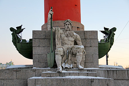 Статуя морского божества у подножия ростральной колонны.