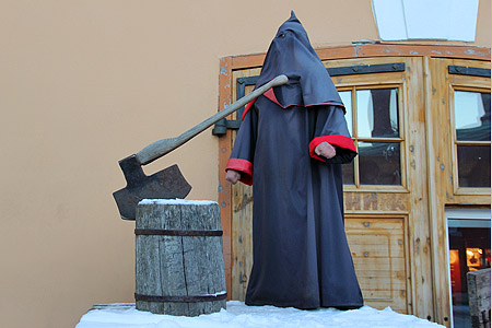 Экспозиция «Орудия пыток средневековья» в Петропавловской крепости, палач на эшафоте.
