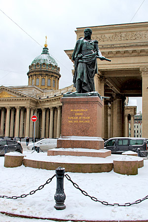 Памятник фельдмаршалу Барклаю-де-Толли возле Казанского собора в Санкт-Петербурге.