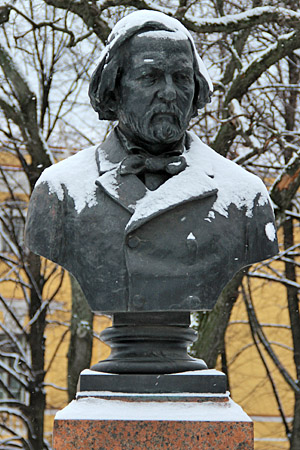 Памятник М.И. Глинке в Александровском саду в Санкт-Петербурге.