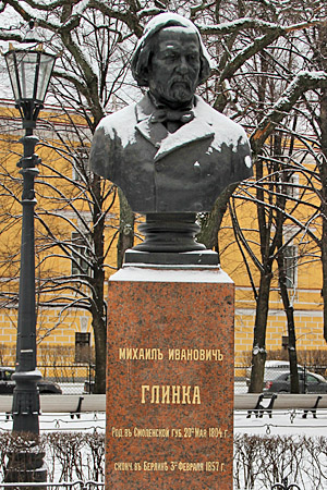Памятник Михаилу Ивановичу Глинке в Александровском саду в Санкт-Петербурге.