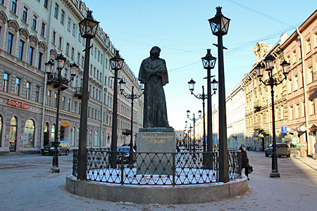 Памятник Николаю Васильевичу Гоголю на Малой Конюшенной улице в Санкт-Петербурге.