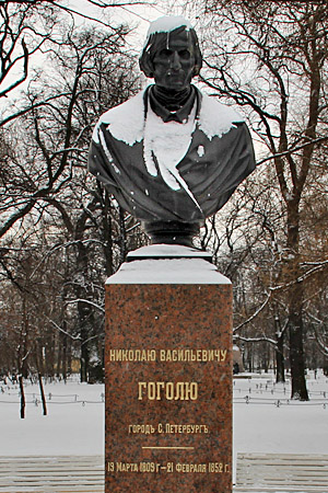 Памятник Н.В. Гоголю в Александровском саду в Санкт-Петербурге.