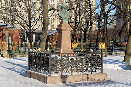 Памятник Петру Первому у Домика Петра Первого в Санкт-Петербурге.