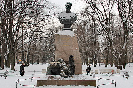 Памятник Пржевальскому в Александровском саду в Санкт-Петербурге.
