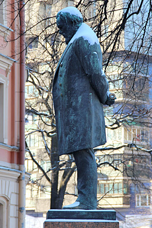 Памятник С.П. Боткину возле Михайловской клинической больницы им. Я.В. Виллие в Санкт-Петербурге.