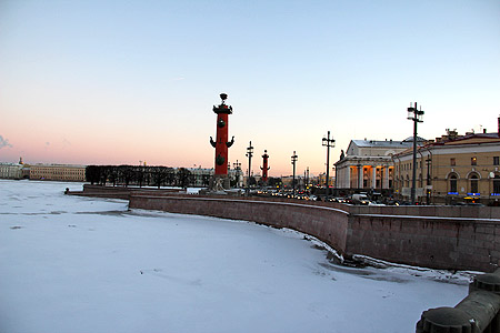 Стрелка Васильевского острова, ростральные колонны и здание Биржи.