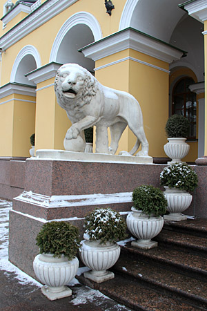 Санкт-Петербург, Грозная скульптура льва у входа в отель Four Seasons.