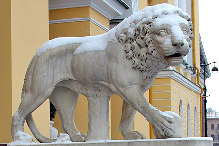 Санкт-Петербург, Скульптура льва у входа в отель Four Seasons.